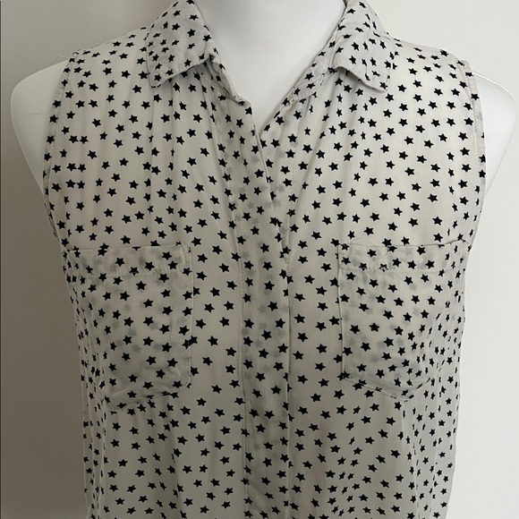 Velvet Heart Star Print Sleeveless Blouse - Picture 2 of 4